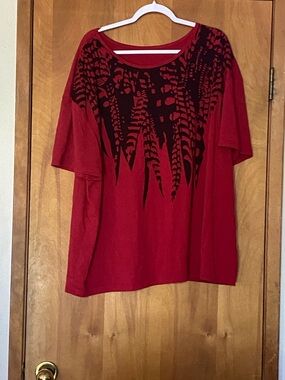 SHEIN Red Short Sleeve Scoop Neck Tee with Black Feather Graphic